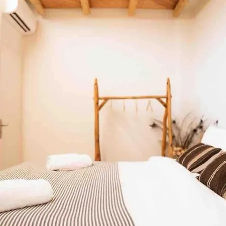 μooi Katrins Sunset Mykonos Town